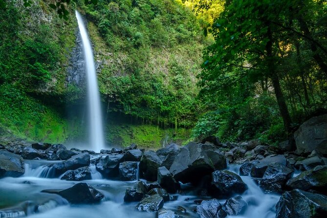 3 in 1 Combo: La Fortuna Waterfall, Hanging Bridges, Thermal Spa from San José - Weather, crowds, and how to pack for this kind of Arenal day