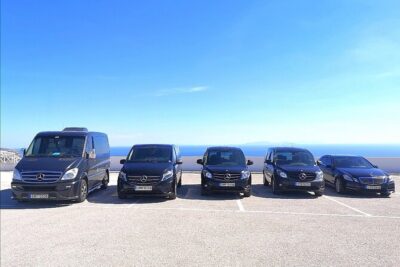 4 hrs PRIVATE island tour and photos, Oia and Blue domes - Firostefani: postcard churches and fast, focused blue-domes shots