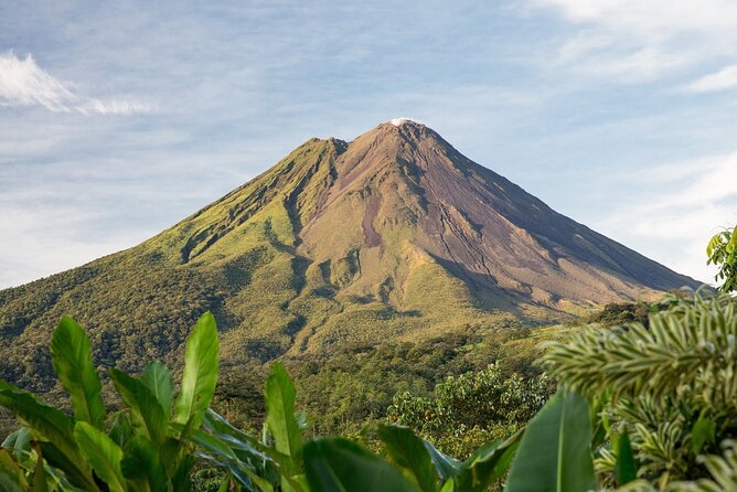 8 days and 7 nights - Costa Rica Pura Vida - Day 2 Arenal Volcano National Park: smoke above the crater, then La Fortuna country