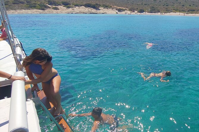 Antiparos & Despotiko Kaiki Cruise — Coves, Swim & BBQ - Food and drinks: real Greek classics, plus house wine