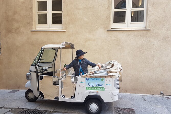 Apelisetta tuk tuk: 1 tour of Cagliari - Entering Cagliari’s Centro Storico on narrow streets