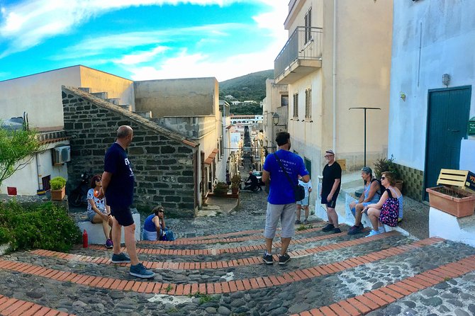 Archaeological excursion to the Rocca della Falconiera in Ustica - Rocca della Falconiera: the Roman necropolis setting you can actually feel