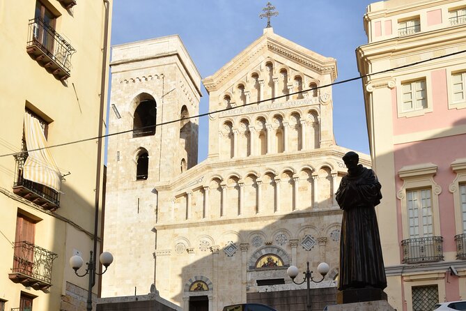 Cagliari, old town walking tour - Starting at Largo Carlo Felice: how to nail the meeting and flow