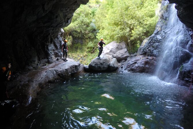 Canyoning Experience Level II Moderate - Entering the canyon: from walk-in to abseil mode