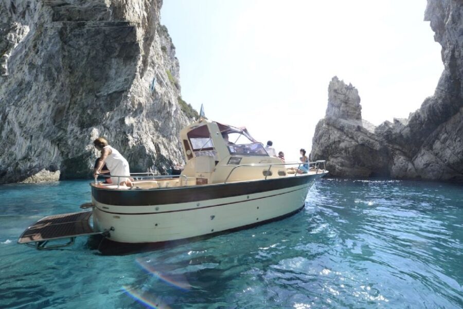 Capri: 2-Hour Boat Tour with Happy Hour - Arco Naturale (Natural Arch) and the east-coast viewpoints