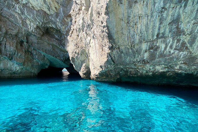 Capri excursion in a private boat - I Faraglioni (and the Faraglione di Mezzo photo moment)