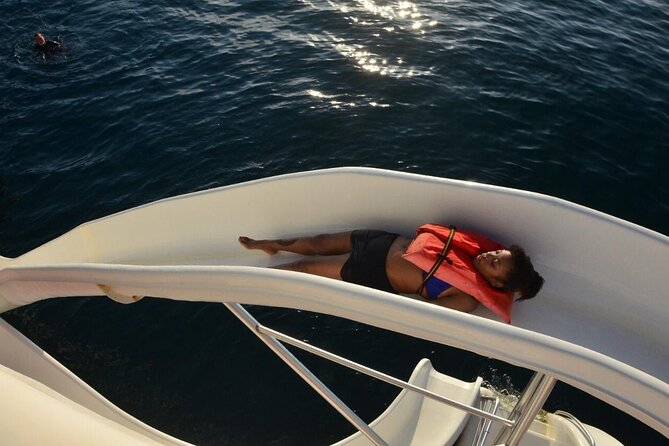 Catamaran Ocean King Manuel Antonio - The 2:00 pm rhythm: briefing, music, and that party-on-purpose vibe