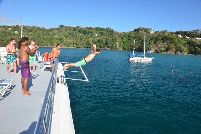 Catamaran Ocean King Manuel Antonio - The staff makes the day: host energy and the photo memory moment