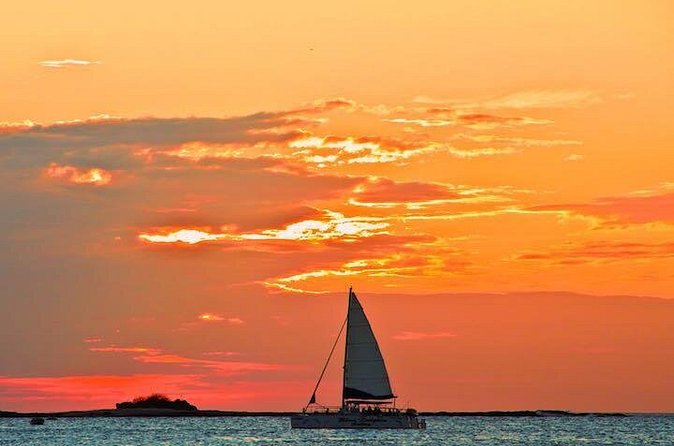 Catamaran Sunset Cruise Tamarindo - Catamaran comfort: a boat that supports real hanging out