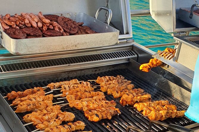Catamaran with BBQ in the Bay of Palma - The 4-hour plan on the water: sun, music, and swim timing