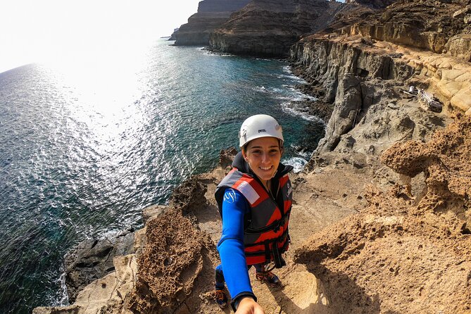 Coastering in Gran Canaria (Aquatic Route in the ocean cliffs) - Rappelling and abseiling ropes: no experience needed, just attention