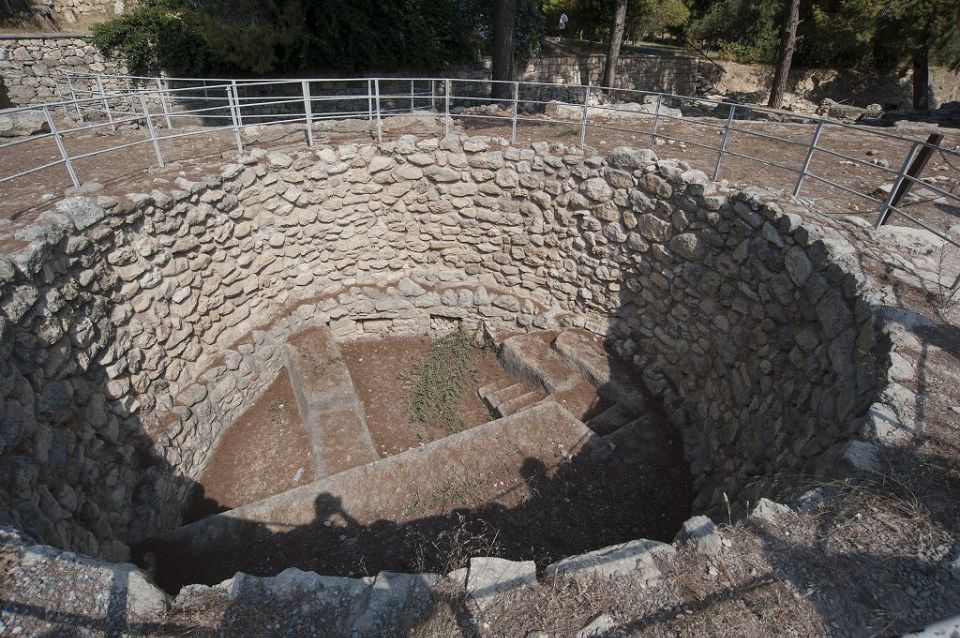 Crete: Knossos Palace and Lassithi Plateau Day Tour - Tzermiado break time: lunch, local craft hunting, and the ceramics factor