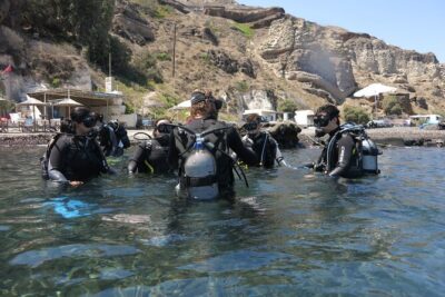 Discover Scuba Diving in the Caldera of the Volcano in Santorini - The guided reef time: fish spotting and what 35 minutes feels like