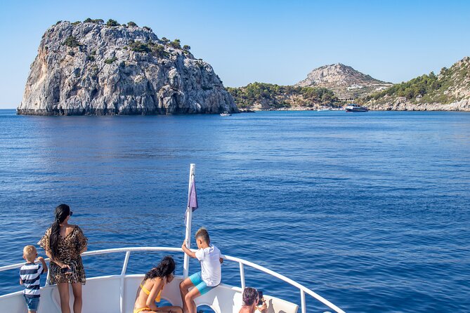 East Coast Bay to Bay Full-Day Boat Trip with Transfers - Crowds, language, and comfort: what your expectations should be