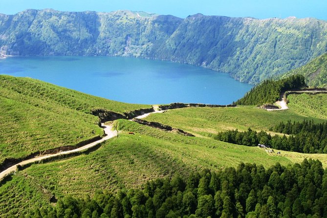 Explore the Wonders of Sete Cidades & West side on a Jeep Tour - Stop 1: Caldeira das Sete Cidades and the two-lake show
