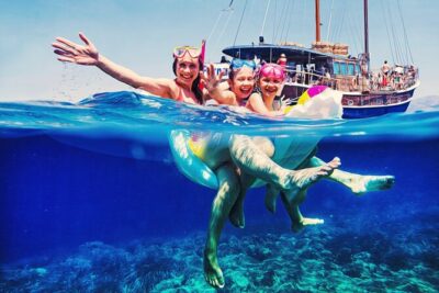 Fernandes Cruise to Blue Lagoon in Comino and Gozo - The morning cruise: panoramic Malta views and snack time