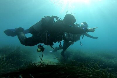 First scuba diving experience with instructor - Malta - What happens in the briefing: gear, ear pressure, and hand signals