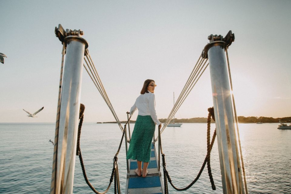 From Cala en Bosch: Galdana Shuttle Boat Return Ticket - Getting on board at Amigo’s Boat Trips (and why 15 minutes early helps)