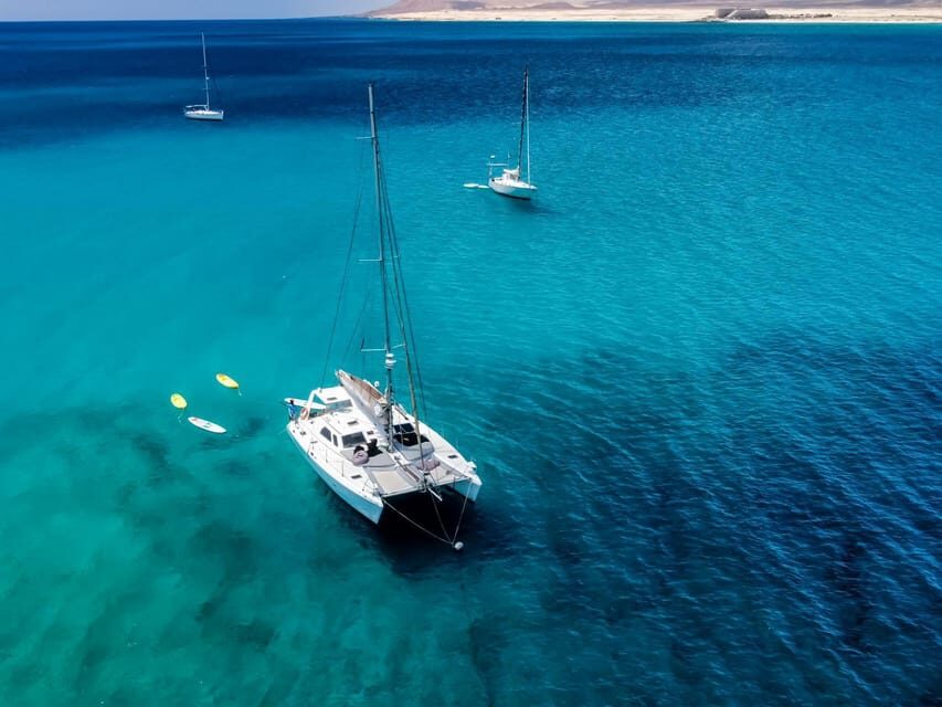 Fuerteventura : Catamaran excursion to Lobos Island - La Concha anchoring stop: snorkeling, paddleboarding, kayaking time
