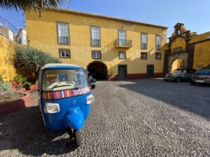 Funchal: City Highlights Tuk-Tuk Tour - Getting your bearings: pickup, first streets, and the hilltop mindset