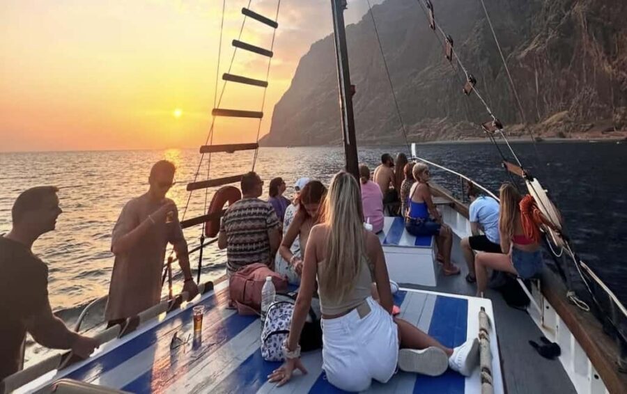 Funchal: Sunset Tour on Traditional Madeiran Boat w/ Drinks - The sunset portion: how the timing shapes the colors