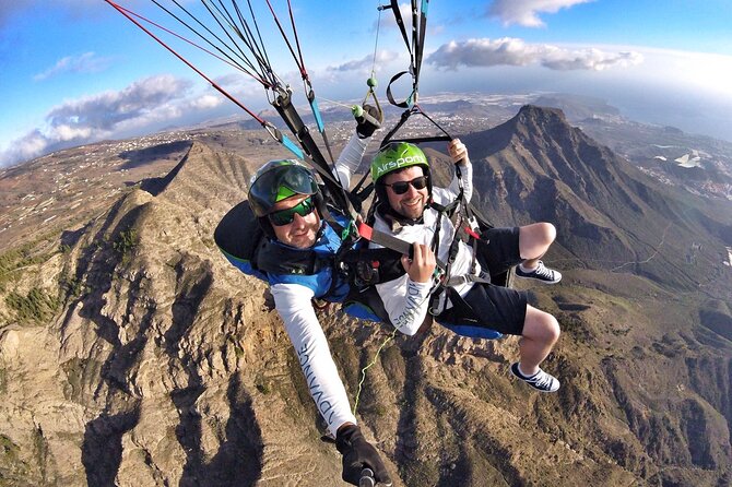 GOLD paragliding flight including videos/photos, t-shirt and a bottle of Cava - Quick Takeaways Before You Go