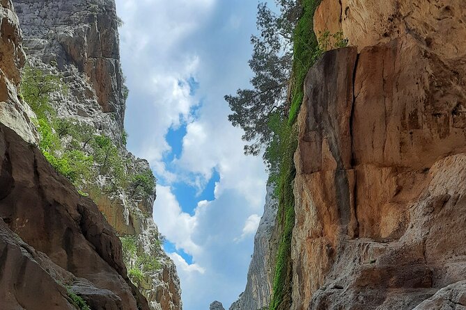 Gorropu canyon guided hike - The hike inside Gola di Gorropu: boulders, caves, and the green-yellow-red plan
