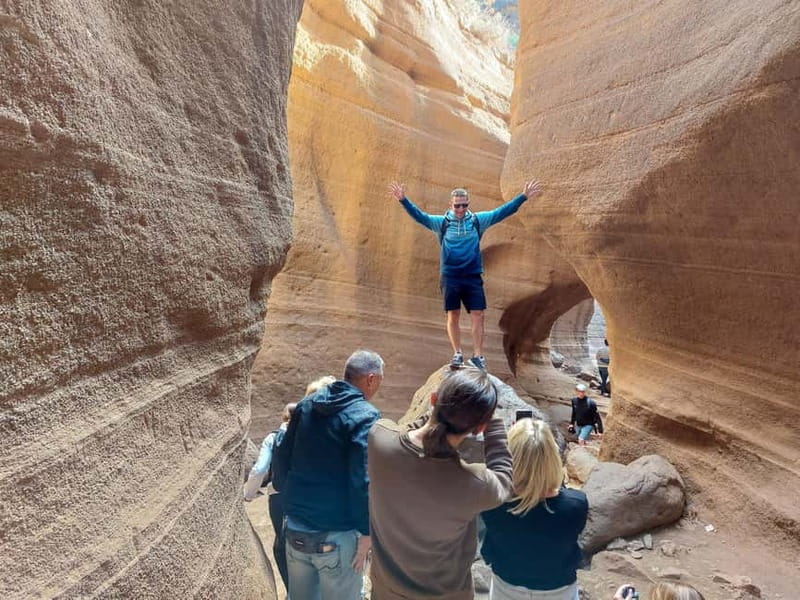 Gran Canaria: Red Gorge, Cave, Oasis Adventure Tour & Picnic - Water, palms, and the agriculture lesson in the oasis