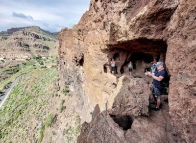 Gran Canaria: Red Gorge, Cave, Oasis Adventure Tour & Picnic - Caves and rocky tunnels: an easy day hike with an adventurous twist