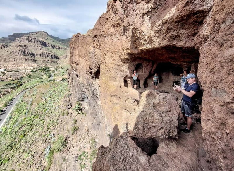 Gran Canaria: Red Gorge, Cave, Oasis Adventure Tour & Picnic - Caves and rocky tunnels: an easy day hike with an adventurous twist