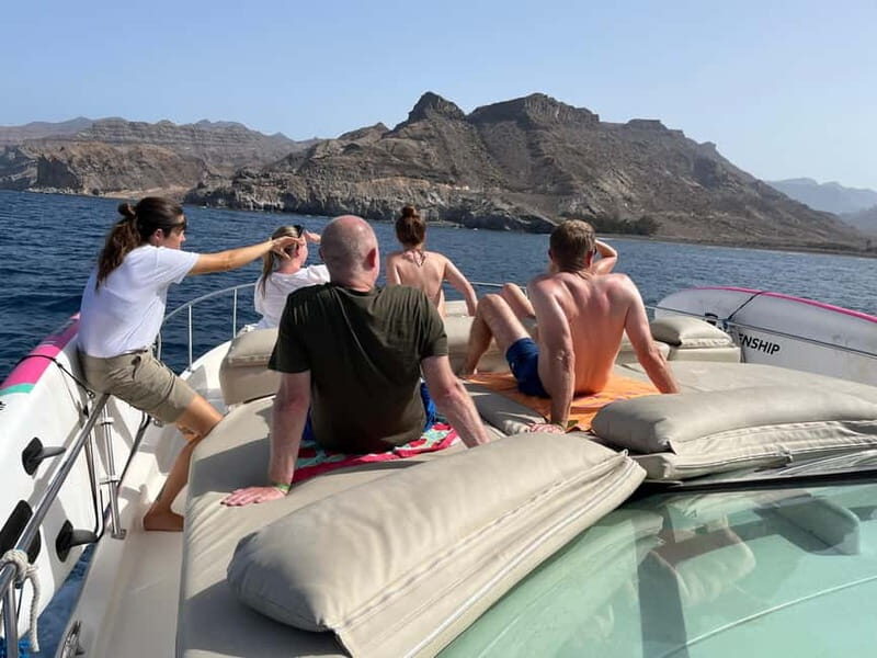 Gran Canaria: Shared yacht excursion with beverages, lunch and snorkeling - Paddle surfing time (yes, even for beginners)