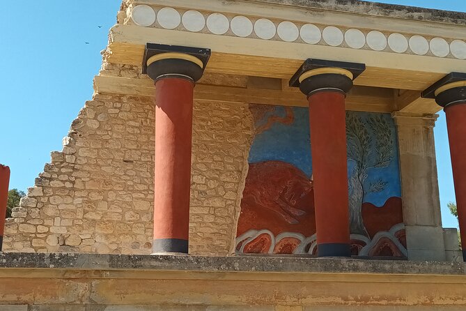 Guided Tour in Knossos Palace - What’s included: guide, and when you’ll get listening devices