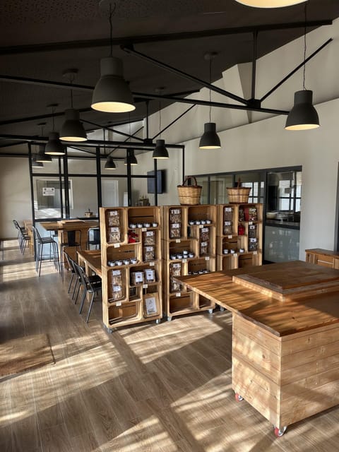 GUIDED TOUR + TASTE IN A MUSHROOM FARM - The workshop stop: where science meets food