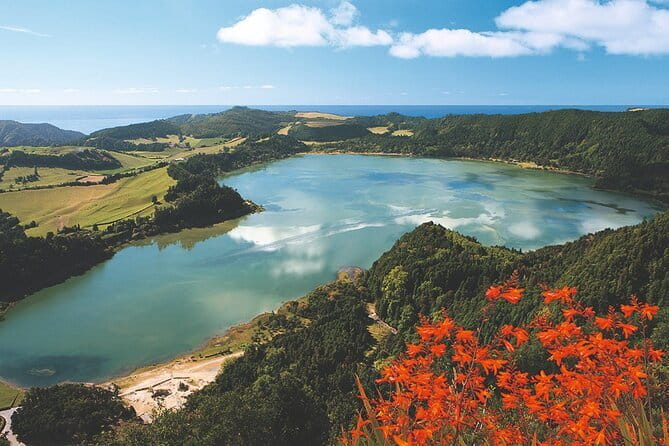 Guided Visit to the Crater and Volcano of Lagoa das Sete Cidades - Miradouro do Cerrado das Freiras: the lake framed with the parish behind it