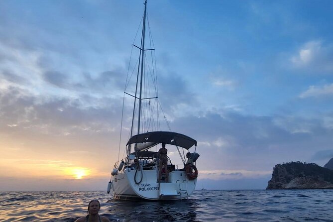 Ibiza sunset boat trip with appetizers and champagne, 6 guests - Getting Value from $150.18: Is This Worth It?