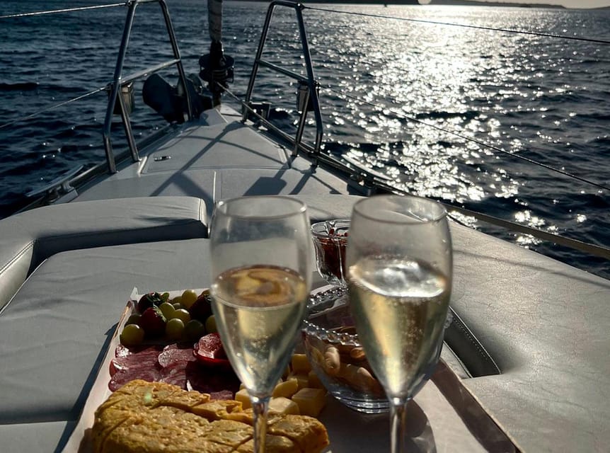 Ibiza: Sunset boat trip with appetizers, only up to 6 guests - The 2.5-hour flow: how the evening is paced