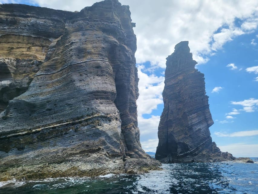 Islet Tour- Ilhéu de Vila Franca do Campo - Getting close to caves and passages you can’t see from shore