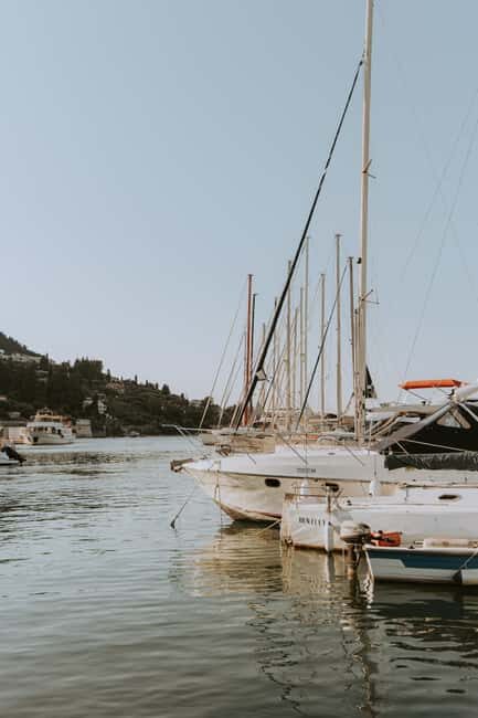 Jazz in the Heart of Corfu: Seaside Sessions at the Marina - Sofia and the musicians: the storytelling that turns music into a cultural night