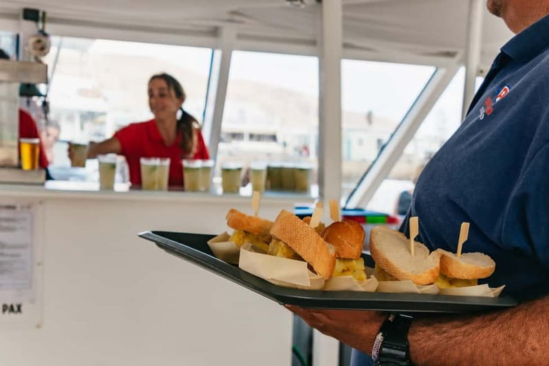 La Graciosa: Island Cruise with Lunch and Water Activities - Caleta del Sebo: your short free time break on La Graciosa