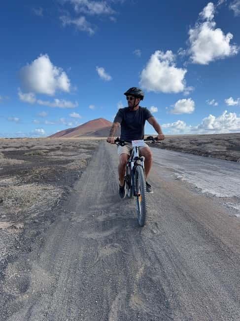 La Graciosa: Rent your ELECTRIC BIKE and explore the island at your own pace. - Las Conchas: big Chinijo views with the “dangerous to bathe” note