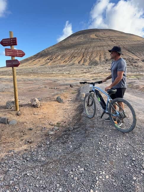 La Graciosa: Rent your ELECTRIC BIKE and explore the island at your own pace. - Caletón de los arcos: the volcanic tube where the sea meets rock