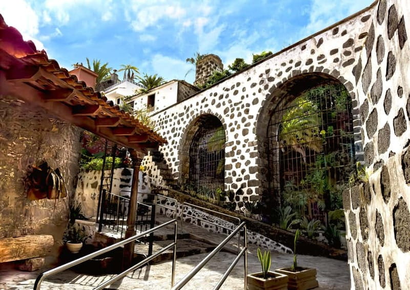 La Orotava:Casa de los Balcones & Molino del Hoyo Gofio Mill - Casa de los Balcones: the iconic wooden balcony of La Orotava