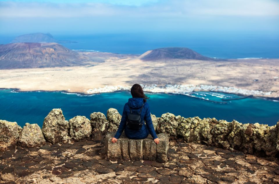 Lanzarote: César Manrique Full-Day Tour - How the day is paced: buses, pick-ups, and realistic timing