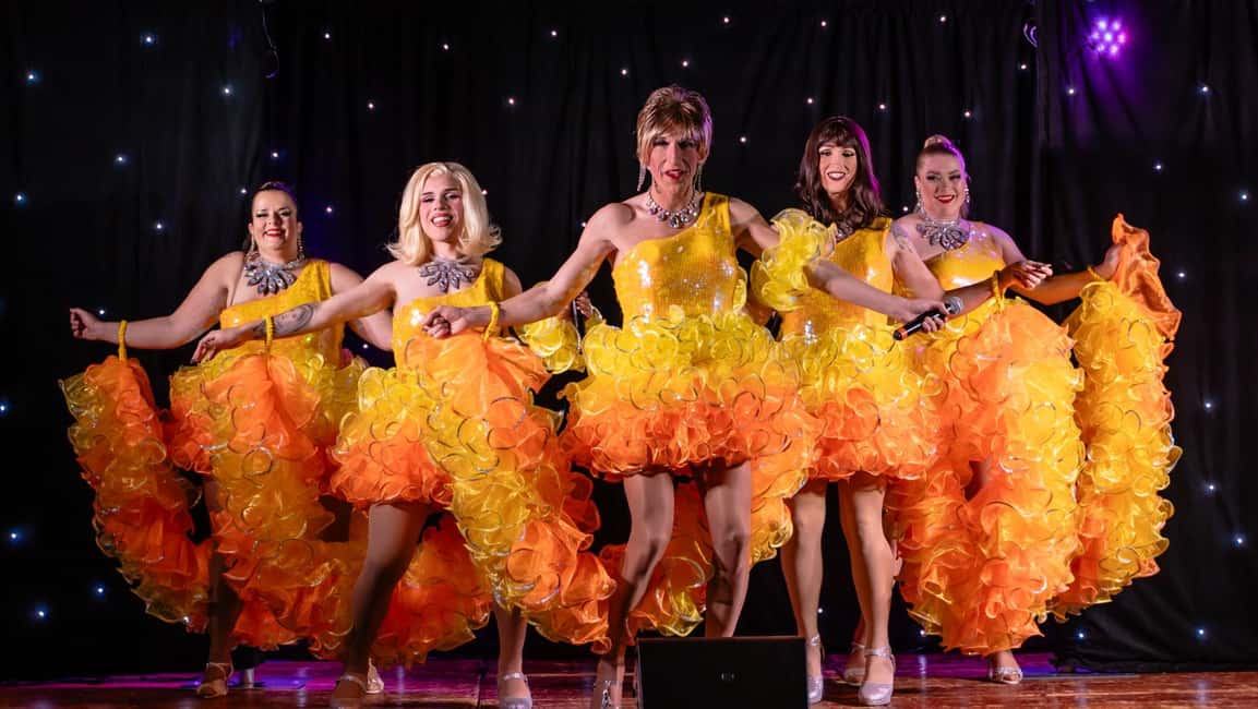Lanzarote: MHT - Music Hall Tavern - Comedy Drag Dinner Show - Comedy drag in English: singing, dance, costumes, and the laughs-per-minute factor