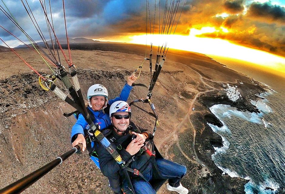 Lanzarote: Tandem Paragliding - Languages, support, and who the guides are