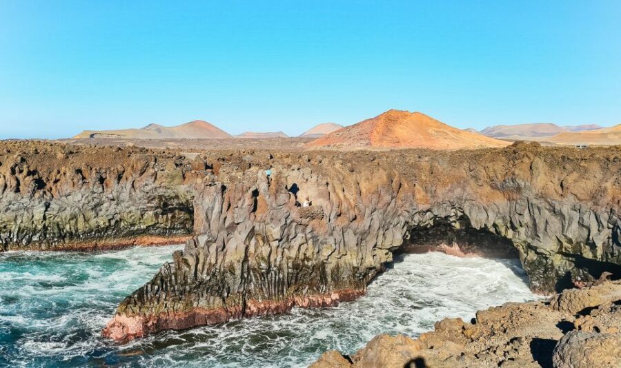 Lanzarote: Volcanos of Timanfaya and Caves Tour with Lunch - El Golfo and the green lagoon: why this stop works so well