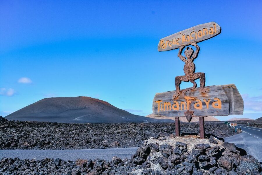 Lanzarote: Volcanos of Timanfaya and Caves Tour with Lunch - Valley of the thousand palm trees: the quick scenic palate cleanser