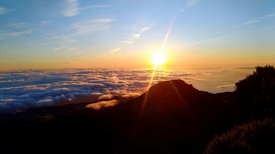Madeira: Pico Ruivo Guided Sunrise Hike with Hotel Pickup - Pickup, van ride, and Achada do Teixeira: the quiet start