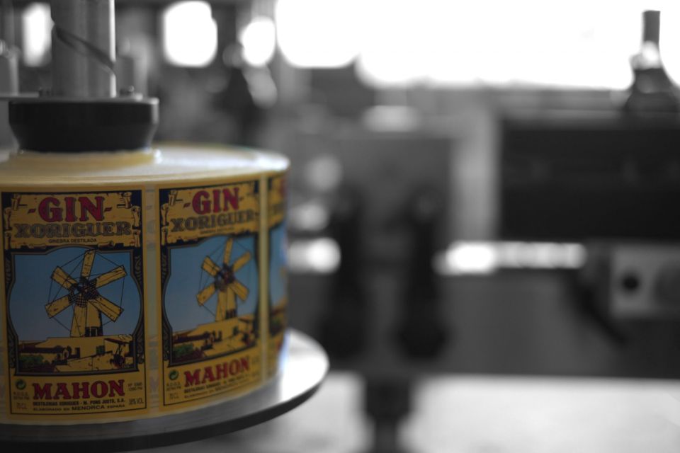 Mahón: Gin Distillery Tour with Tasting & Appetizers - Xoriguer Distillery in Mahón: A short stop that tastes like Menorca