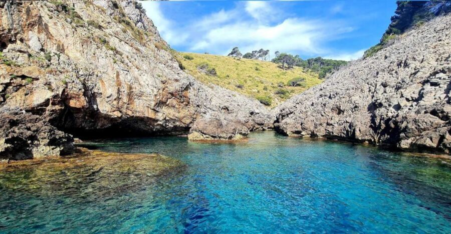Mallorca Alcudia: Jack Sparrow Cave Jet Ski Tour - Jet ski basics in Alcúdia Bay: no license, two seats, and small-group control